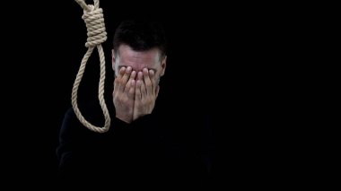 Karanlık arka planda döngü yakın hayal kırıklığına ağlayan adam, yalnız duygu, kayıp