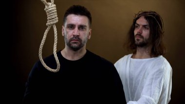 Halat halkası, Tanrı'ya inanç, din yakınında duran üzgün erkek destekleyen kutsal kurtarıcı