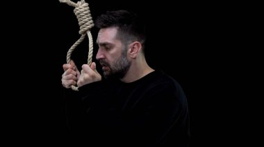 İntihar, yaşam krizi, umut kaybı, sorun yapmakta tereddüt eden adam ön halkası