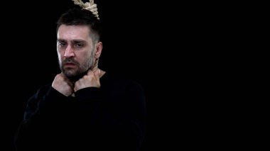 Siyah arka plan üzerinde ip ilmik hayal kırıklığına uğramış adam, yaşam krizi, depresyon