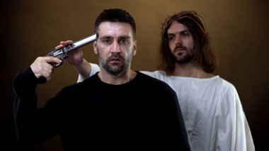 Silah doğrultan üzgün adam, İsa intihar taahhüdünü engelliyor, affetmek