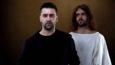 Tanrı'nın oğlu umutsuz ağlayan erkek, dini destek, cennet barış bakıyor