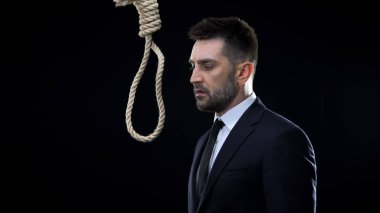 İntihar eden ip halkası yakınında depresif işadamı, iflas krizi
