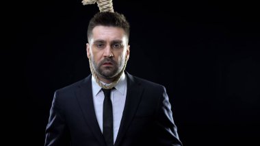 Karanlık arka plan, mali kriz üzerinde boyun üzerinde ip döngü ile Desperate oligarşi