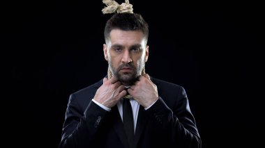 Mutsuz adam resmi takım siyah arka plan üzerinde döngü asılı intihar intihar