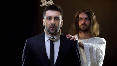 İsa Mesih boyun üzerinde ip döngü içinde işadamının omzuna el koyarak