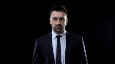 Siyah arka plan, ekonomik kriz, iş hayal kırıklığı üzerinde Mutsuz politikacı