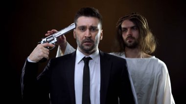 Üzgün erkek silah kendisi amaçlayan, İsa Mesih hayata geri getirerek, umut kaybı