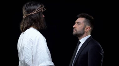 Ağlayan erkek karanlık arka planda dikenler taç mesih bakıyor, destek