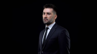 Ağlayan umutsuz işadamı siyah arka plan, yaşam krizi, zihinsel yorgunluk