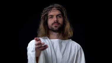 Affedici kurtarıcı karanlık arka plan, dini inanç, umut el germe