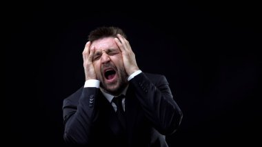 Umutsuz işadamı bağırıyor, duygusal çöküş, ezilmiş işçi, stres
