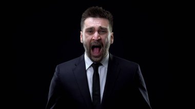 Siyah arka plan, sinir krizi, stres üzerinde bağırarak umutsuz işveren