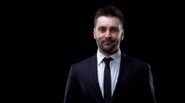 Gülümseyen banka çalışanı kamera, profesyonel avukat, iş kariyeri arıyorum