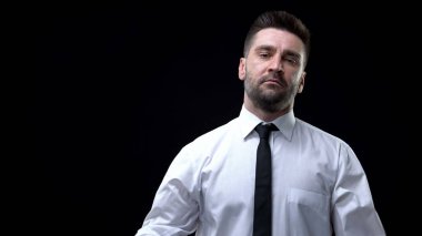 Karanlık arka plan, iş gücü, otorite üzerinde kendine güvenen ofis çalışanı