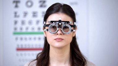 Optik deneme karesi kamera, görme check-up, sağlık bakan kadın