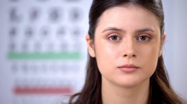 Göz doktoru randevusu, görme sağlık, check-up güzel kadın