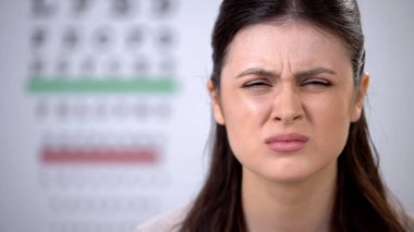 Miyopi sıkan gözleri olan ve depresif hissi olan bayan hasta, görme düzeltme