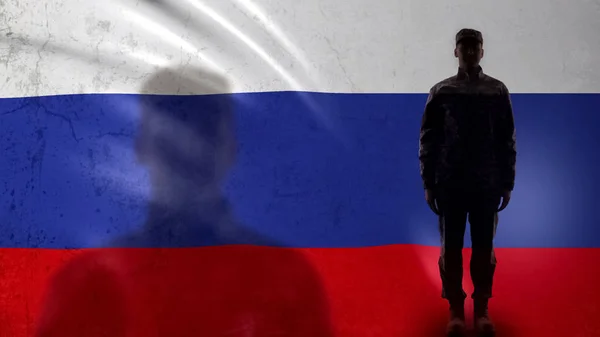 国旗に立つロシア兵のシルエット 誇り高い陸軍軍曹 — ストック写真