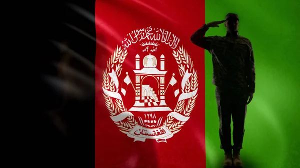 Silueta Soldado Afgano Saludando Contra Bandera Nacional Ley Marcial Defensa — Foto de Stock