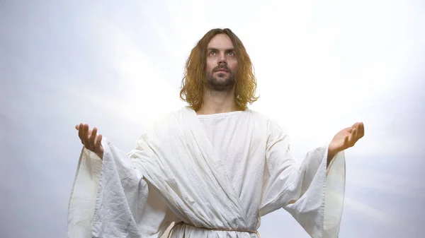 Jesus Hebt Die Hände Zum Himmel Auf Erleuchtetem Hintergrund Auferstehungsfeiertag — Stockfoto