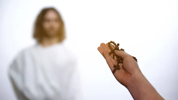 Mãos Masculinas Segurando Rosário Orando Para Aparecer Deus Fundo Salvação — Fotografia de Stock