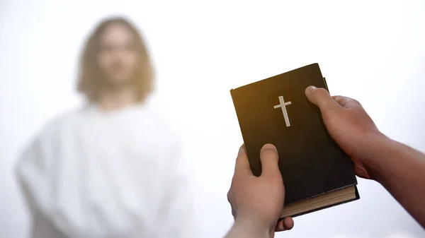 Miehet Pitävät Raamattua Kädessään Rukoilevat Jumalan Ilmestymistä Taustalla Pelastusta — kuvapankkivalokuva