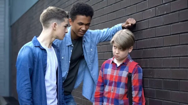 Agresif son sınıf öğrencileri küçük zorbalık, zayıf nerd alay, sindirme