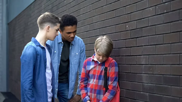 Zalim lise öğrencileri küçük çocuğa zorbalık, sözlü taciz, gözdağı