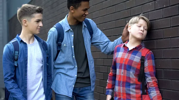 Cruel Students Bullying Boy Backyard Punching Head Physical Intimidation — Stock Photo, Image