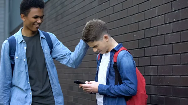 非裔美国人青少年推男孩 攻击行为 学校欺凌 — 图库照片