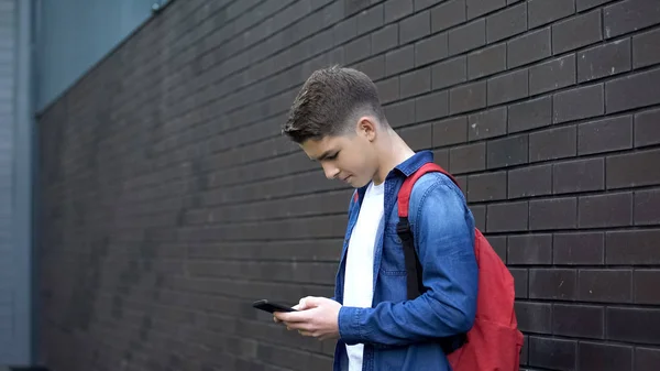 Schoolboy Usando Telefone Celular Quintal Vício Jogos Para Celular Mídias — Fotografia de Stock