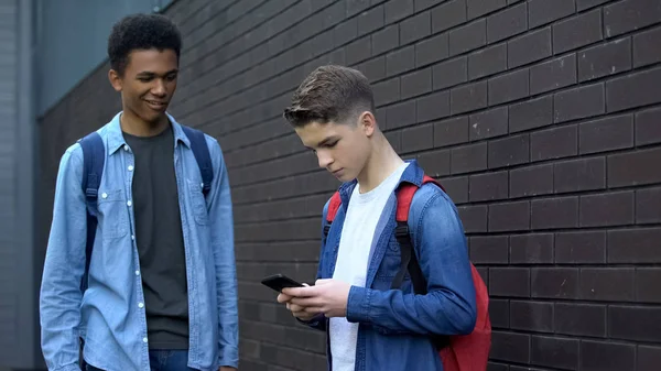 Afro Americano Adolescente Burlas Compañero Clase Con Teléfono Móvil Escuela — Foto de Stock