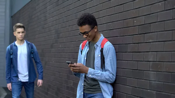 Afro-amerikan çocuk kafkas sınıf arkadaşı hakkında komik videolar gönderme, siber zorbalık