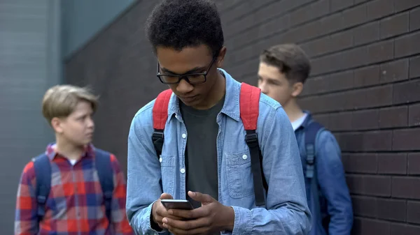 Estudante Negro Lendo Postagem Ofensiva Telefone Meninos Zombar Atrás Cyberbullying — Fotografia de Stock