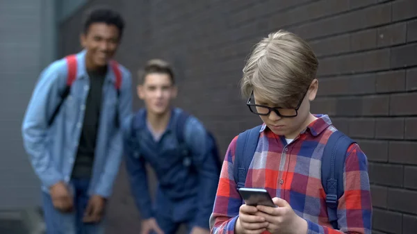 Junior Student Reading Offensive Post Phone Boys Mock Cyberbullying — Stock Photo, Image