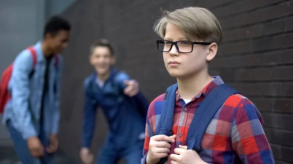 Κακοί Έφηβοι Γελούν Νέο Αγόρι Στο Σχολείο Καλώντας Ονόματα Λεκτική — Φωτογραφία Αρχείου