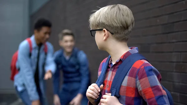 학교에서 새로운 소년을 비웃는 잔인한 십대들 부르기 괴롭힘 — 스톡 사진