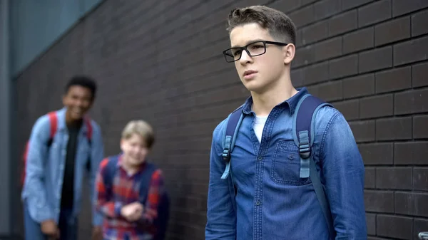 Böse Teenager Verspotten Jungen Mit Brille Verbreiten Bösartige Gerüchte Verbales — Stockfoto