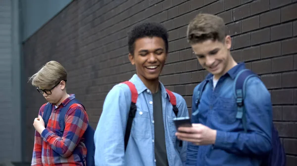 Kötü okul arkadaşları zorba çocuk hakkında video gülüyor, ağ saldırgan sonrası