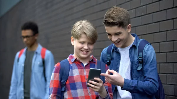 İki sınıf arkadaşı, afro-amerikan çocuk, siber zorbalık hakkında saldırgan video gönderme