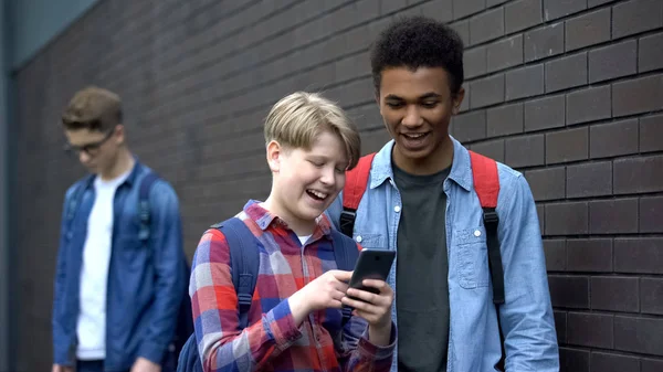 男孩笑关于同学的视频 网络攻击性帖子 网络欺凌 — 图库照片
