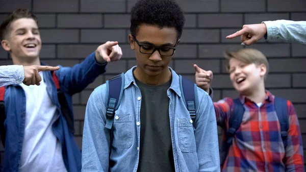 Groep Van Wrede Tieners Wijzende Vingers Bij Zwarte Jongen Vernedering — Stockfoto