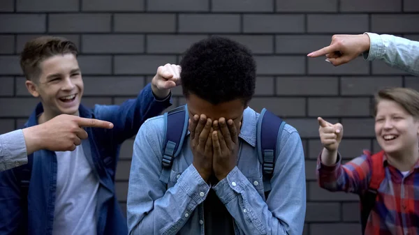 Adolescentes Maus Apontando Dedos Para Menino Negro Chorando Bullying Verbal — Fotografia de Stock