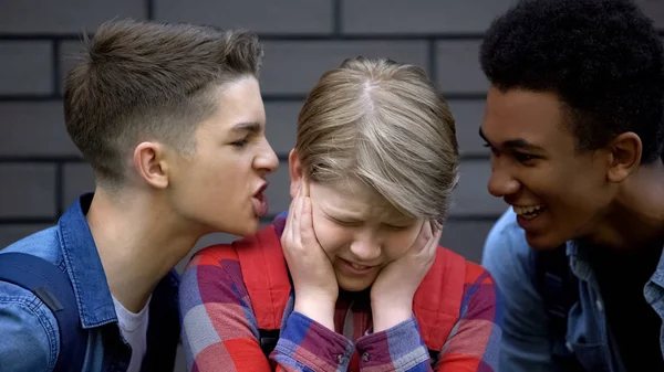 Saldırgan lise öğrencileri, isim arayan çocukla alay ediyor, yüz yüze zorbalık