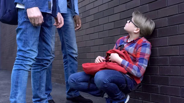 Son sınıf öğrencilerine bakan çocuk, okulda zorbalık ve aşağılama kavramı