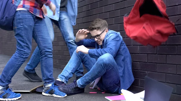 Студенти Викидають Речі Рюкзака Голову Хлопчика Підліткові Знущання Школі — стокове фото