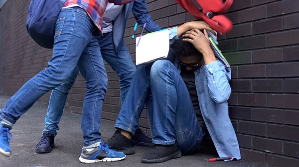 Agresif gençler afro-amerikan çocuk, okul zorbalık sınıf kitapları saçılma