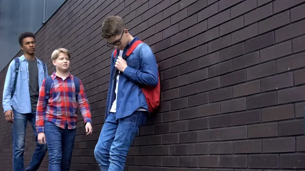 Kötü öğrenciler arka bahçesinde çocuk yaklaşan, okul zorbalık, sindirme