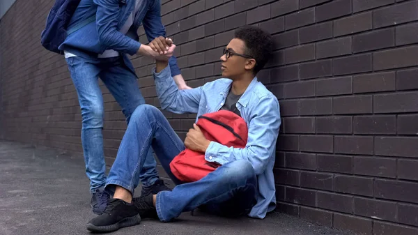 Tiener Student Geven Helpende Hand Gepest Afro Amerikaanse Jongen Stop — Stockfoto